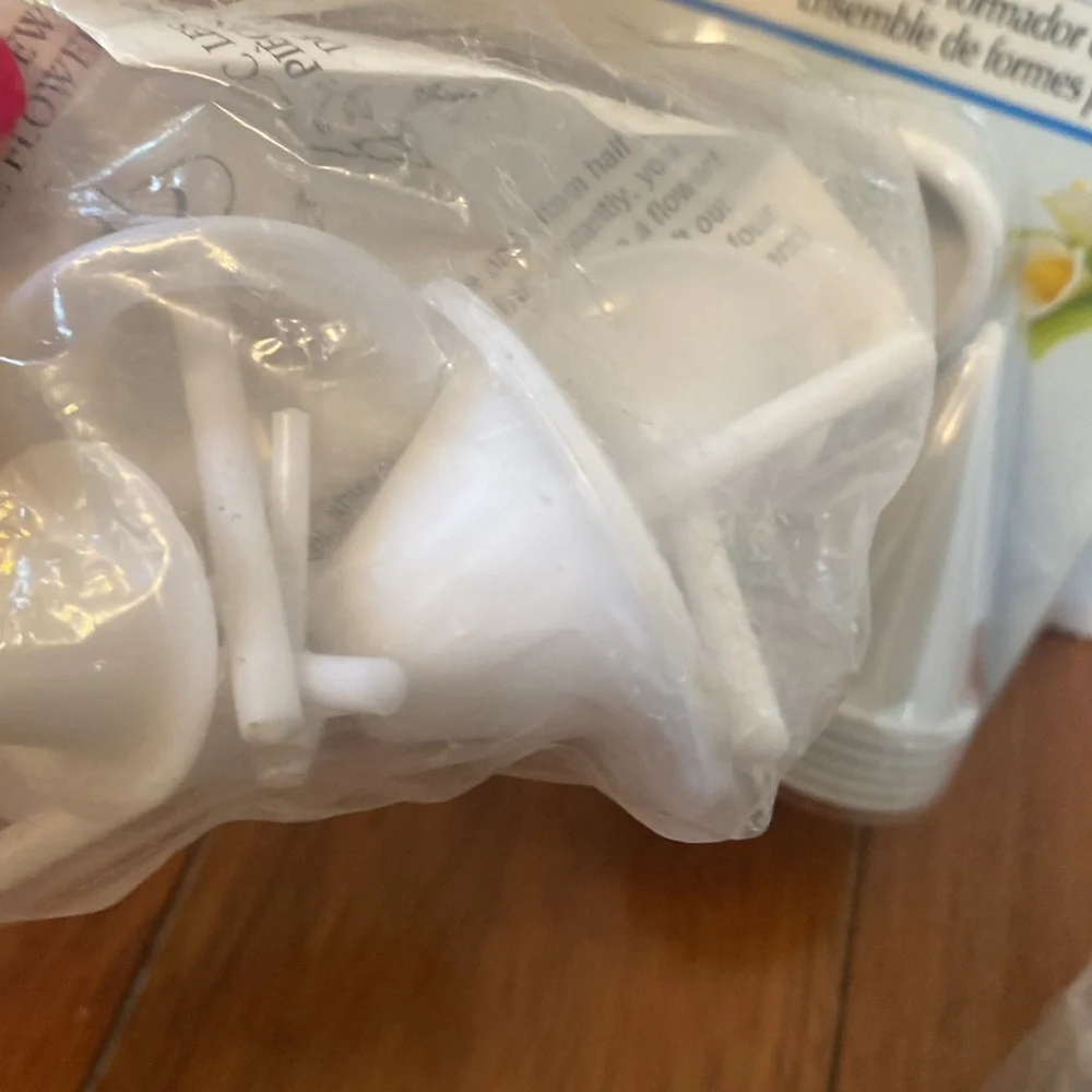 Wilton White Cake Toppers Calla Lily formers & nail set cake decorating
